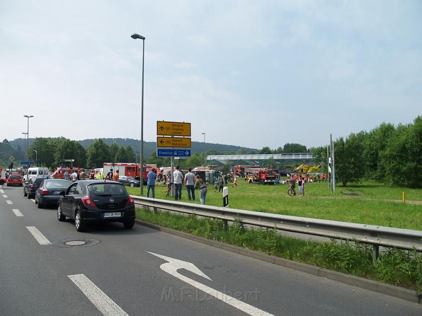 Schwerer Unfall mit Reisebus Lohmar Donrather Dreieck P003.JPG